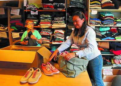 Imagen secundaria 1 - Arriba, Jaione Berridi charla con Óscar, que fue devuelto a Irun desde Burdeos. Abajo a la izquierda, Charo y Marling clasifican la ropa que les donan los ciudadanos. A la derecha, Jesús e Iñigo con Romeo que ya entrena en un club de Irun 