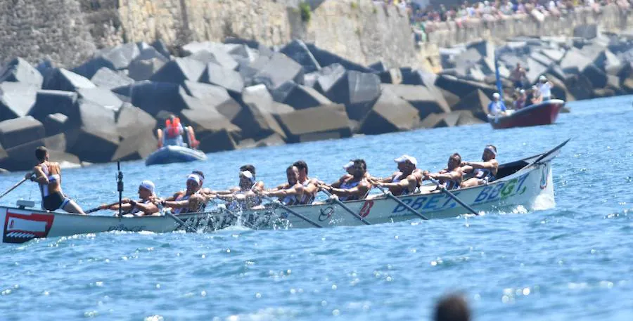 La bahía de San Sebastián ha acogido este domingo la regata de la Bandera de La Concha.