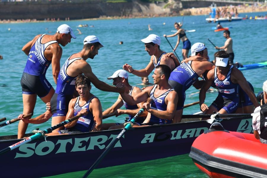 La bahía de San Sebastián ha acogido este domingo la regata de la Bandera de La Concha.