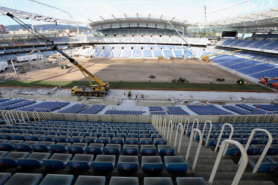 Este lunes ha dado comienzo la instalación del nuevo césped en el estadio txuri-urdin. El arranque ha sido por la Tribuna Oeste
