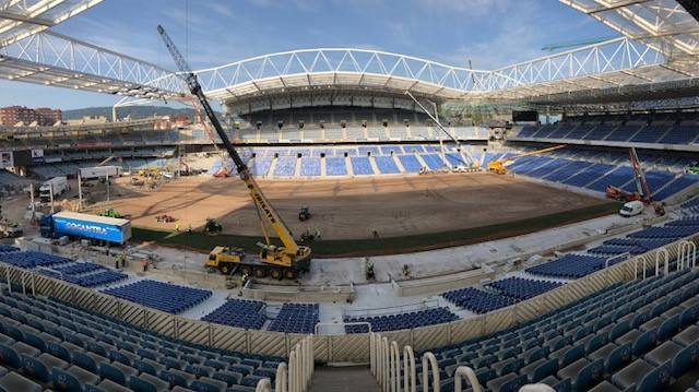 Este lunes ha dado comienzo la instalación del nuevo césped en el estadio txuri-urdin. El arranque ha sido por la Tribuna Oeste