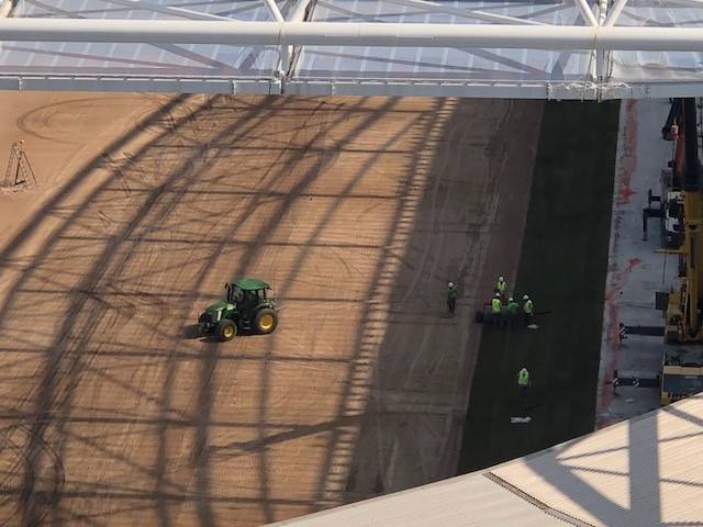 Este lunes ha dado comienzo la instalación del nuevo césped en el estadio txuri-urdin. El arranque ha sido por la Tribuna Oeste