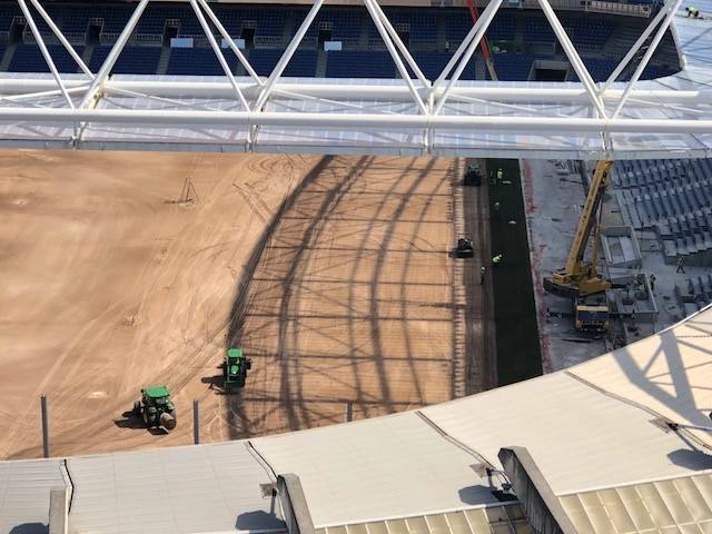 Este lunes ha dado comienzo la instalación del nuevo césped en el estadio txuri-urdin. El arranque ha sido por la Tribuna Oeste