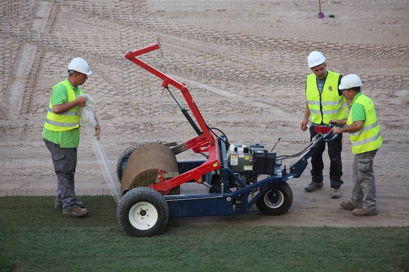 Este lunes ha dado comienzo la instalación del nuevo césped en el estadio txuri-urdin. El arranque ha sido por la Tribuna Oeste