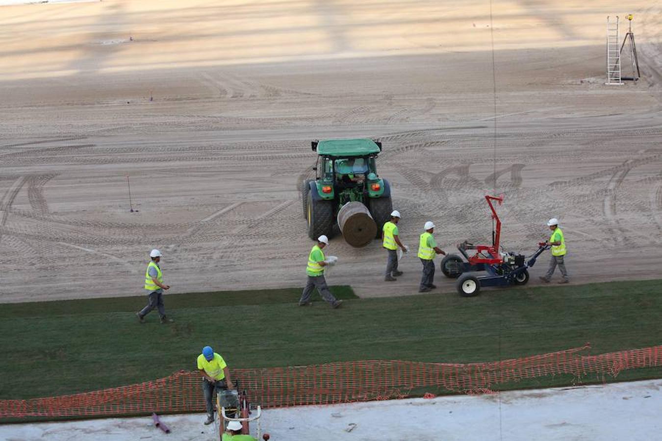 Este lunes ha dado comienzo la instalación del nuevo césped en el estadio txuri-urdin. El arranque ha sido por la Tribuna Oeste
