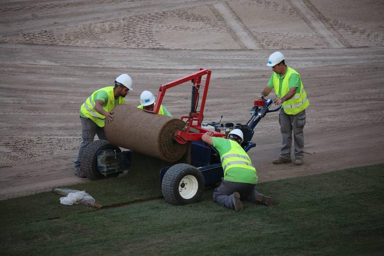 Este lunes ha dado comienzo la instalación del nuevo césped en el estadio txuri-urdin. El arranque ha sido por la Tribuna Oeste