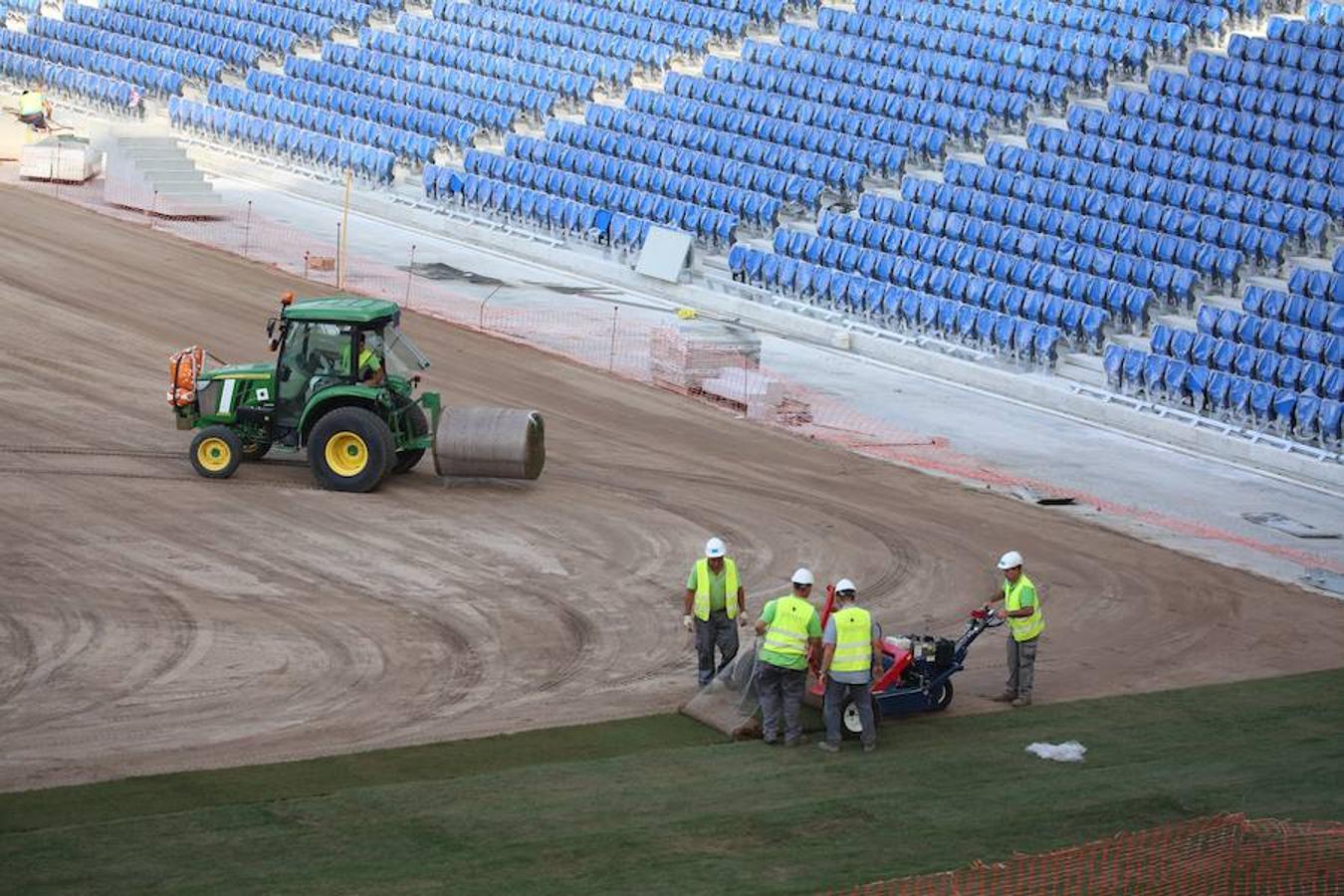 Este lunes ha dado comienzo la instalación del nuevo césped en el estadio txuri-urdin. El arranque ha sido por la Tribuna Oeste