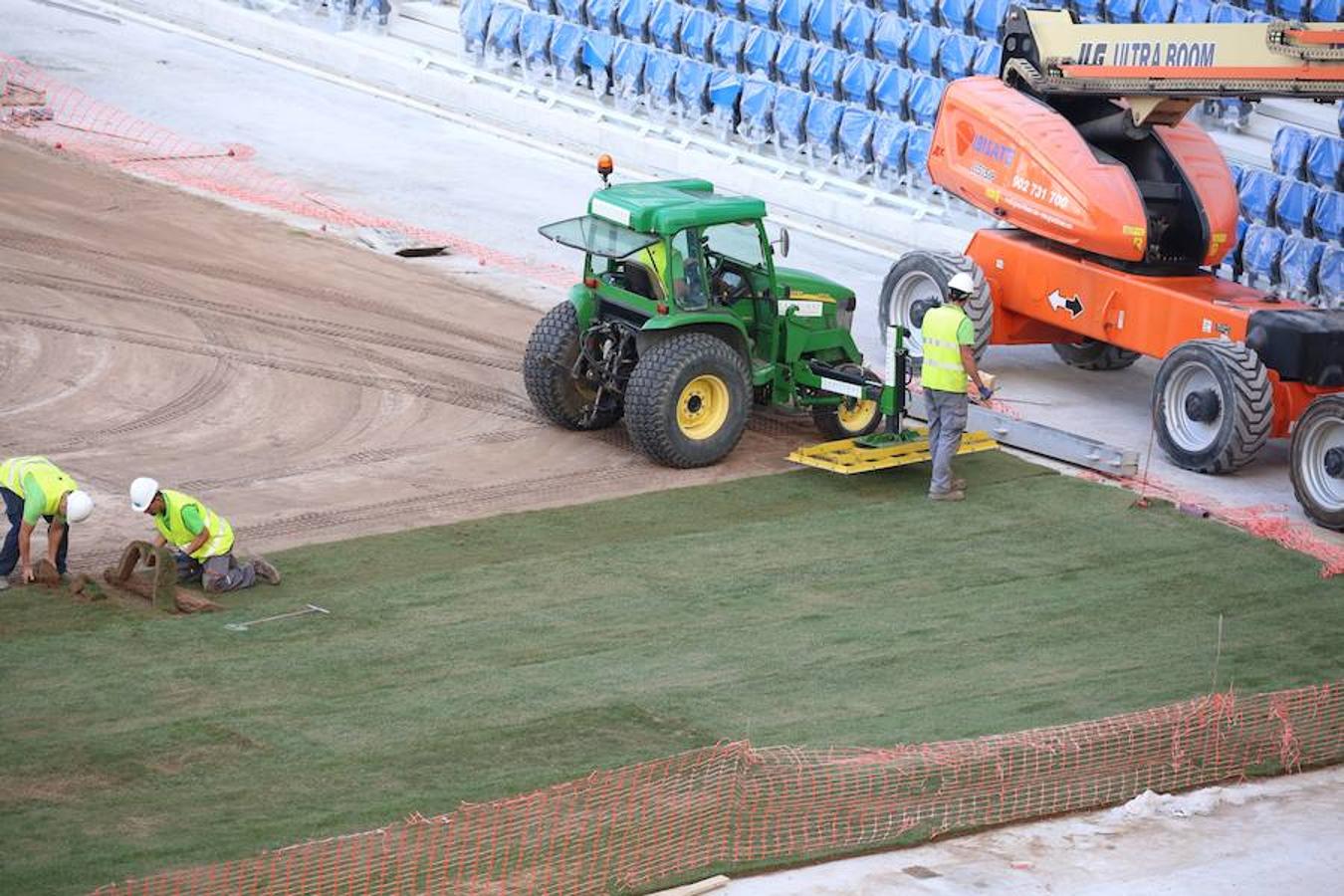 Este lunes ha dado comienzo la instalación del nuevo césped en el estadio txuri-urdin. El arranque ha sido por la Tribuna Oeste