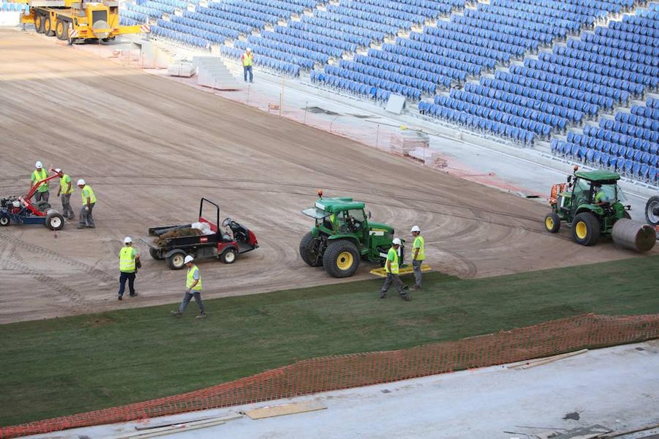Este lunes ha dado comienzo la instalación del nuevo césped en el estadio txuri-urdin. El arranque ha sido por la Tribuna Oeste
