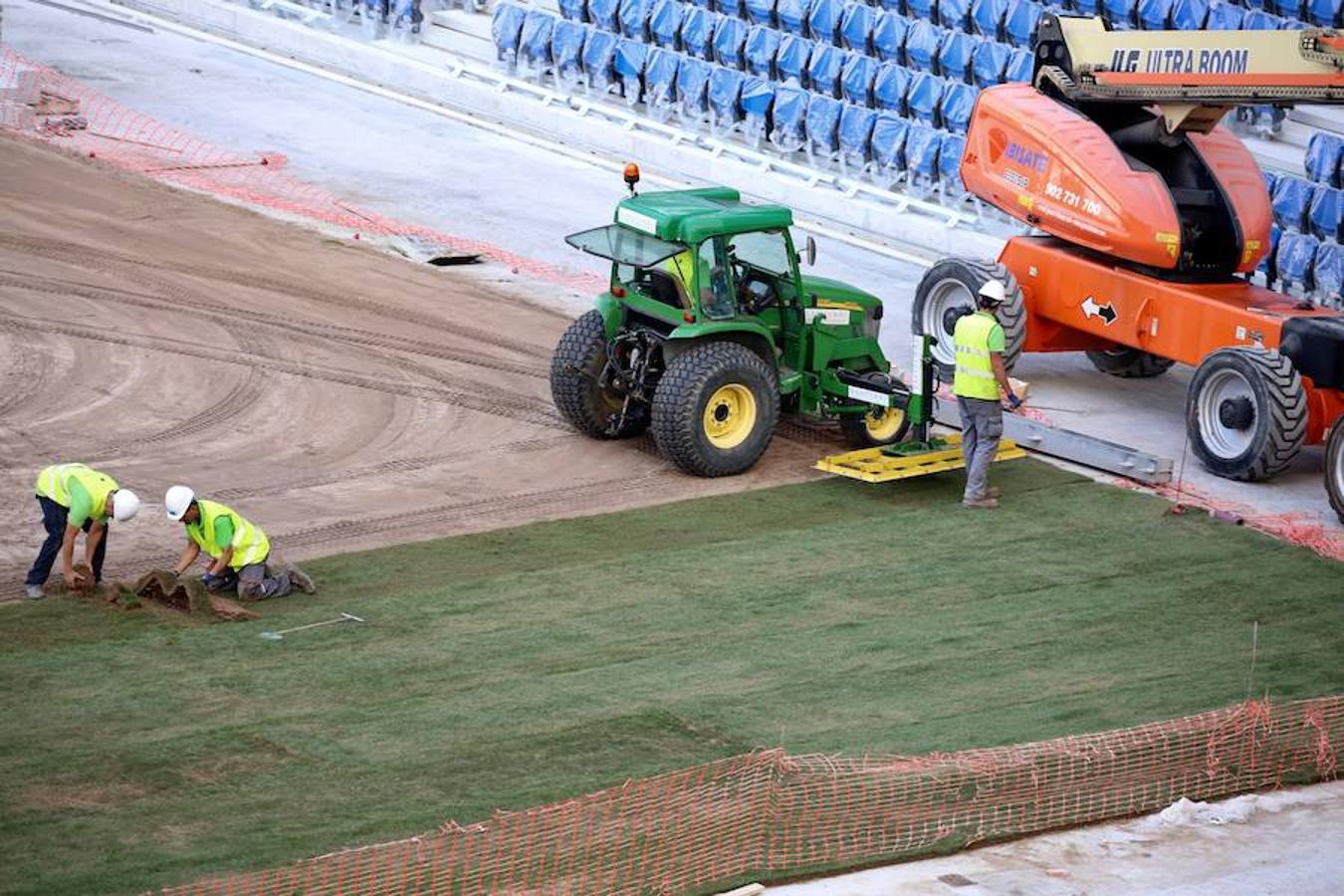 Este lunes ha dado comienzo la instalación del nuevo césped en el estadio txuri-urdin. El arranque ha sido por la Tribuna Oeste