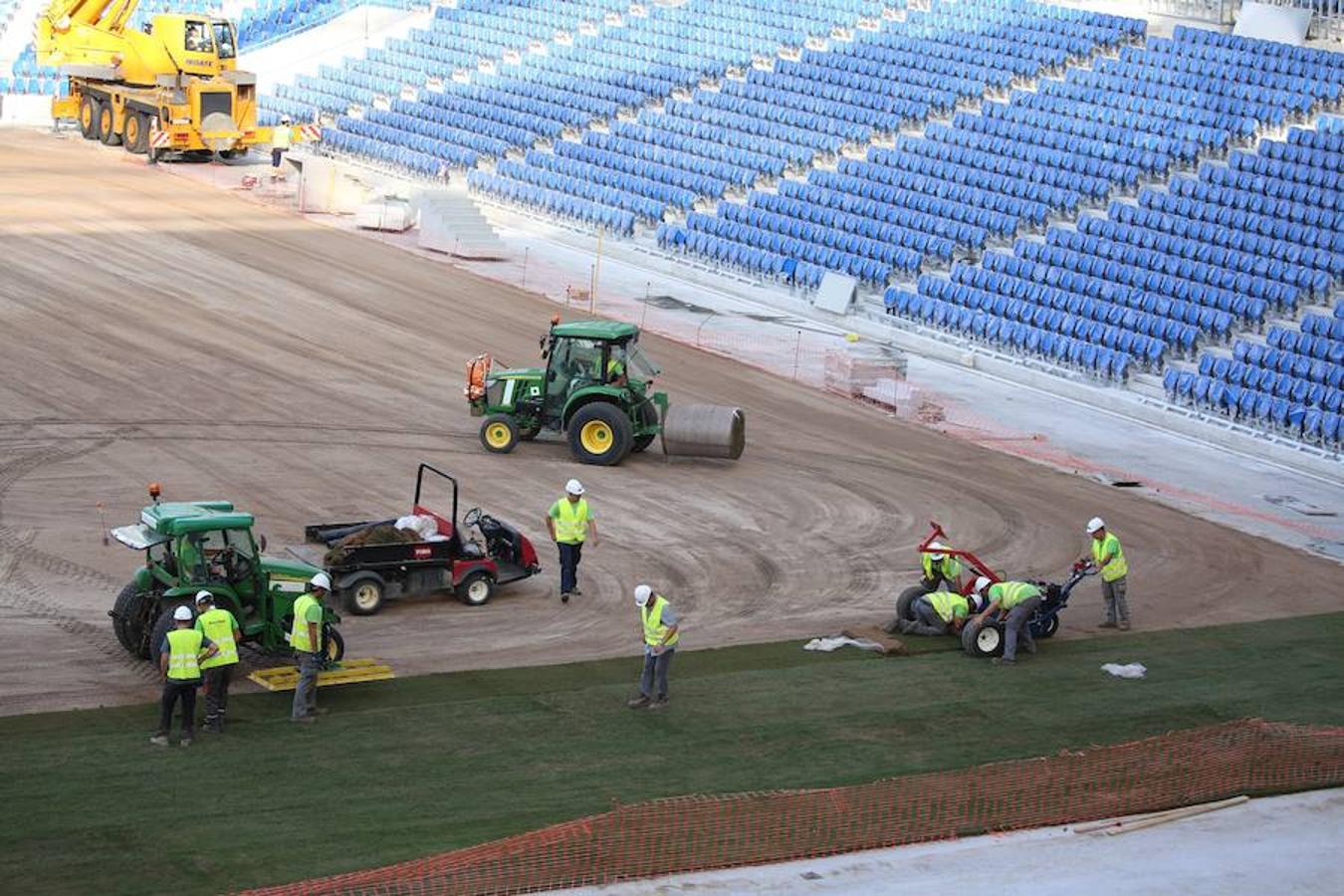 Este lunes ha dado comienzo la instalación del nuevo césped en el estadio txuri-urdin. El arranque ha sido por la Tribuna Oeste
