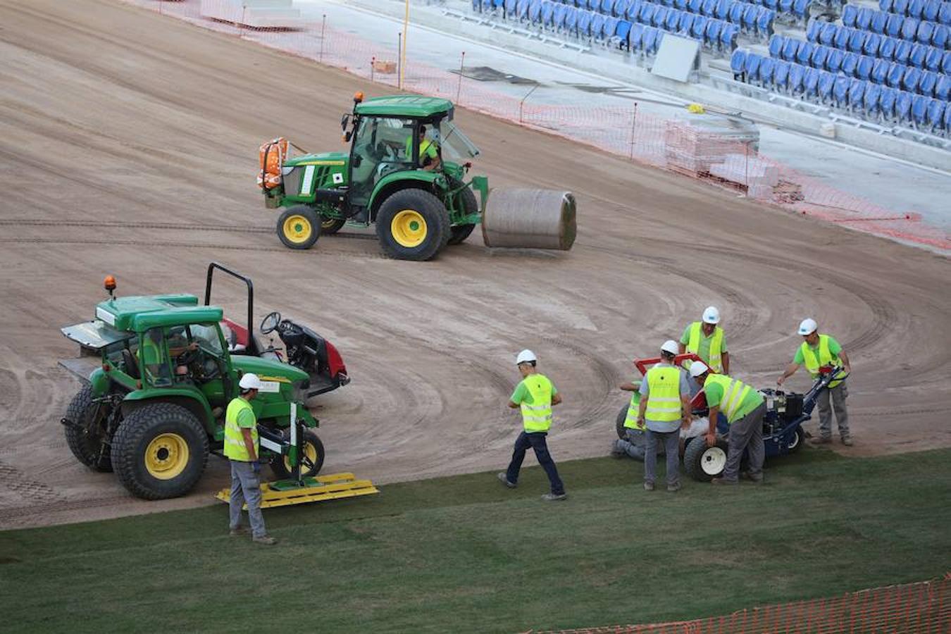 Este lunes ha dado comienzo la instalación del nuevo césped en el estadio txuri-urdin. El arranque ha sido por la Tribuna Oeste