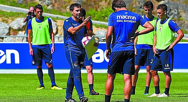 Garitano se dirge a sus jugadores en un entrenamiento en Zubieta, con Héctor Moreno, Pardo y Gorosabel a su alrededor.