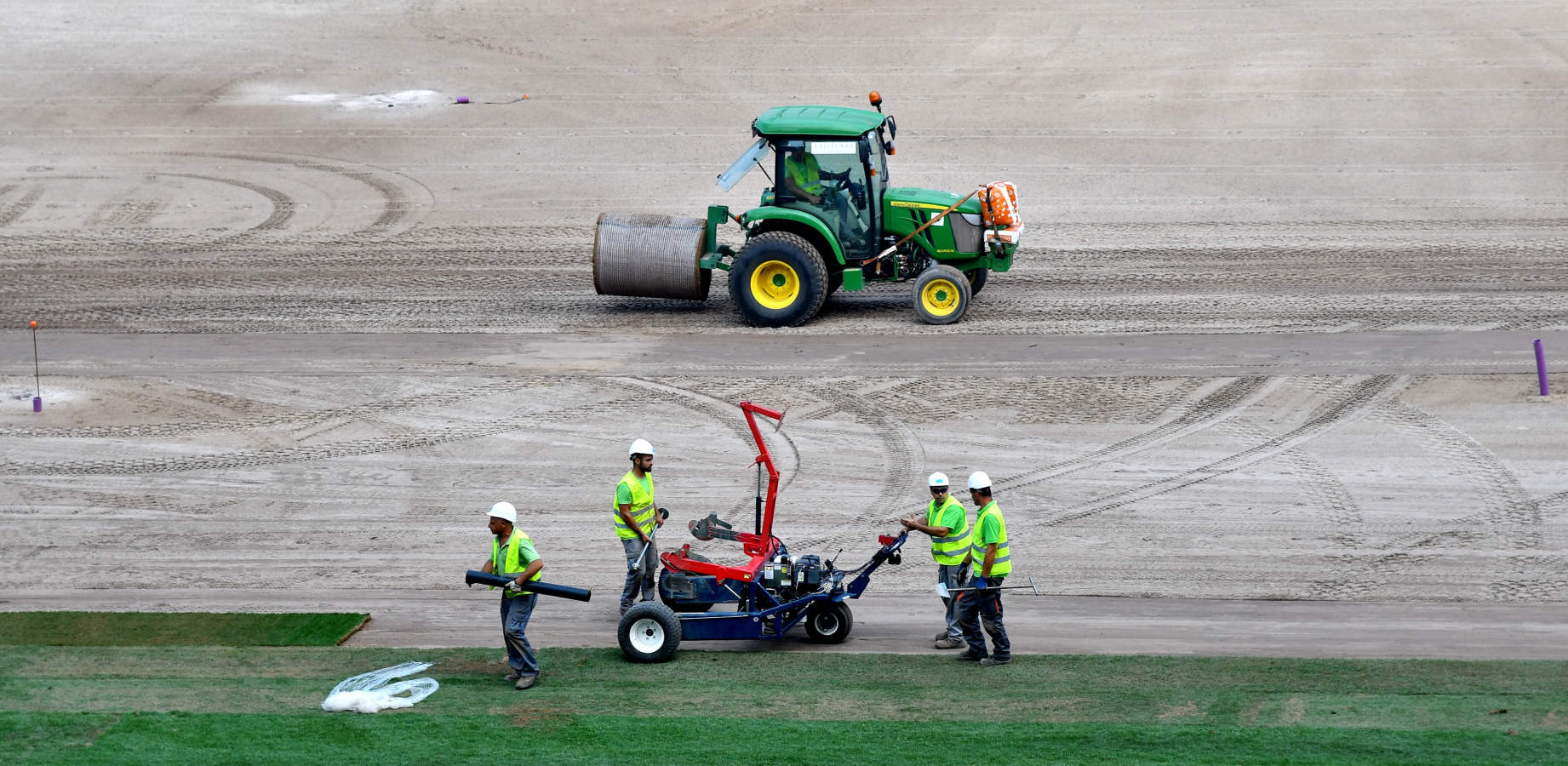 Después de semanas de incesante trabajo, el terreno de juego va cogiendo forma. Algunos operarios también hn estado limpiando las gradas