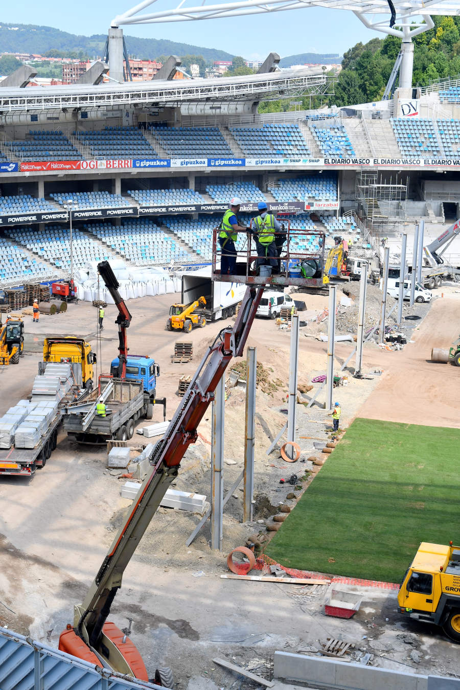 Después de semanas de incesante trabajo, el terreno de juego va cogiendo forma. Algunos operarios también hn estado limpiando las gradas