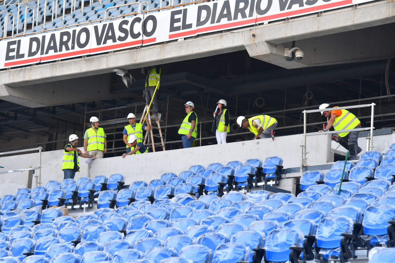 Después de semanas de incesante trabajo, el terreno de juego va cogiendo forma. Algunos operarios también hn estado limpiando las gradas