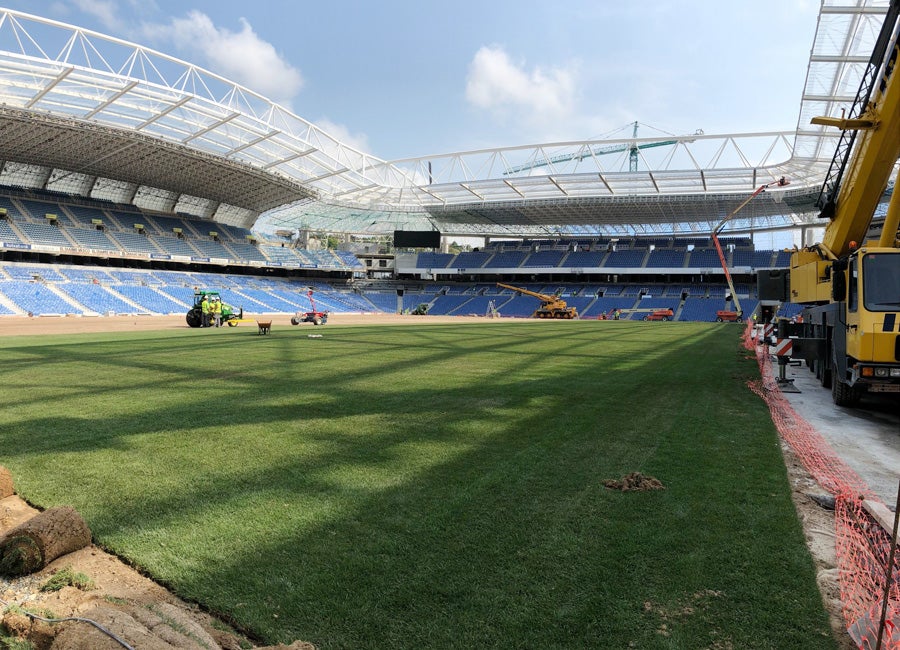 Después de semanas de incesante trabajo, el terreno de juego va cogiendo forma. Algunos operarios también hn estado limpiando las gradas