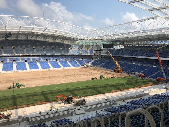 Después de semanas de incesante trabajo, el terreno de juego va cogiendo forma. Algunos operarios también hn estado limpiando las gradas