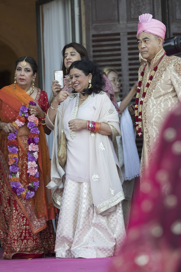 Un hindú y una filipina se casan en Donostia por los ritos católico e hindú