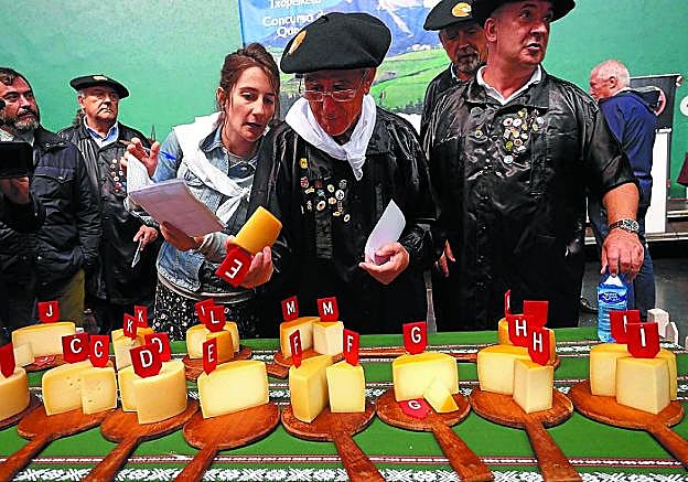 Miembros de la Cofradía del Queso Idiazabal preparando los quesos el pasado año.