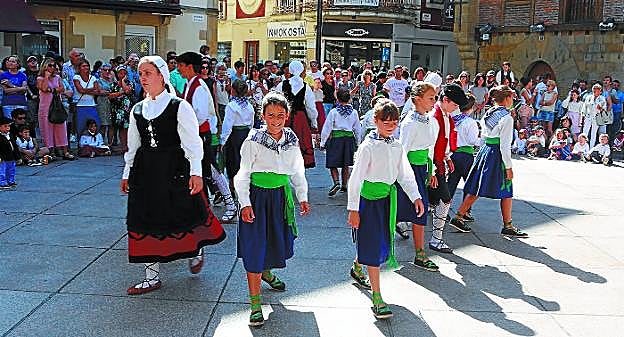 Gaztetxoak dantzan igandeko haurren euskal jai egunean. 