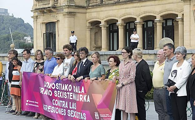 La concentración frente al Ayuntamiento de San Sebastián