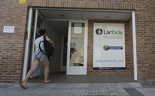 Una mujer entra en una oficina de Lanbide, en una imagen de archivo. 