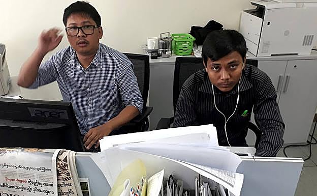 Wa Lone (i) and Kyaw Soe Oo posan. 