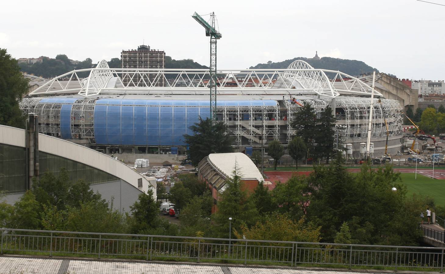 Las obras siguen a un ritmo vertiginoso tanto dentro, con la instalación de los últimos tepes de césped, como fuera, con una grada Sur cada vez más azul.