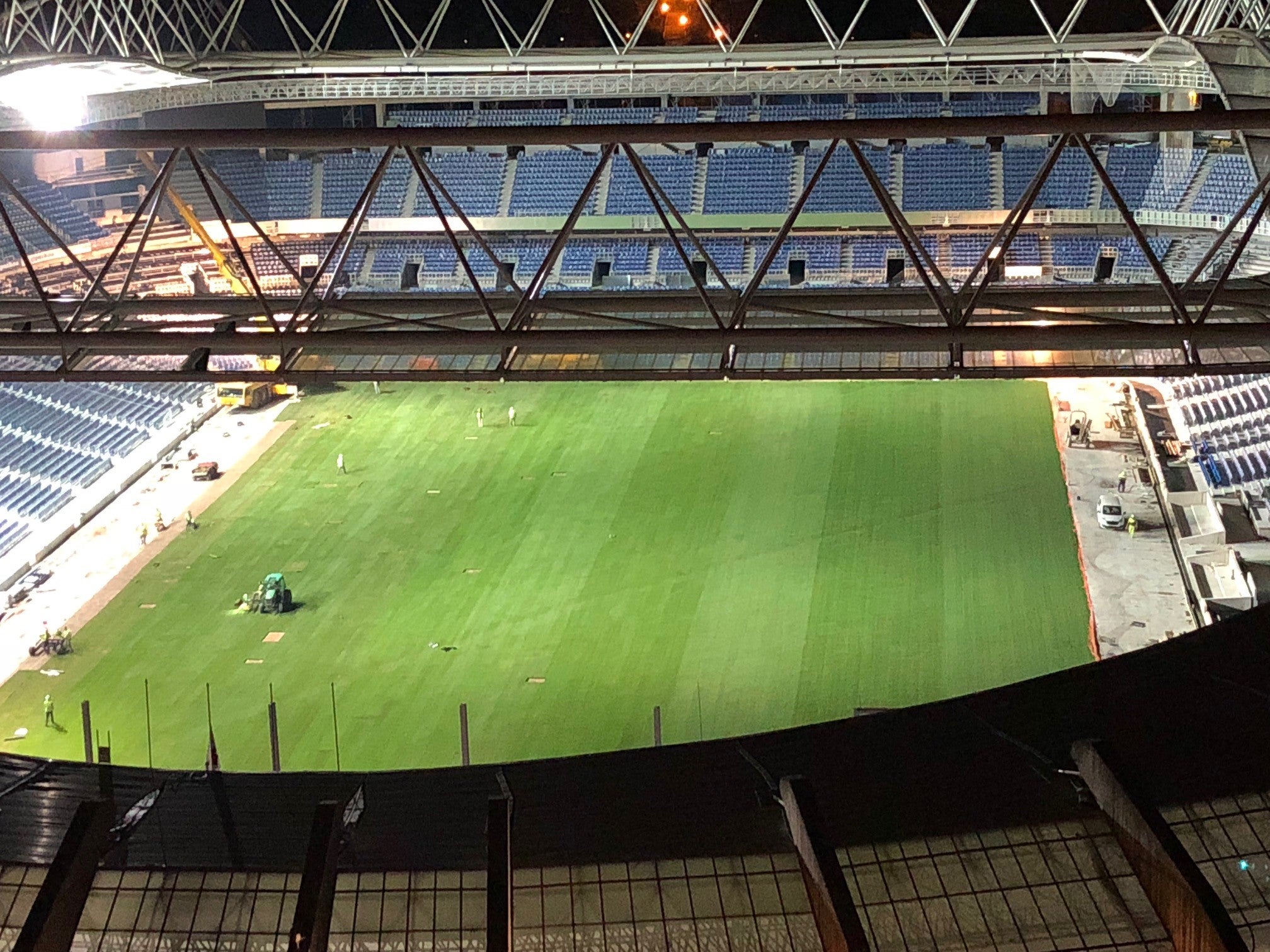 Las obras siguen a un ritmo vertiginoso tanto dentro, con la instalación de los últimos tepes de césped, como fuera, con una grada Sur cada vez más azul.