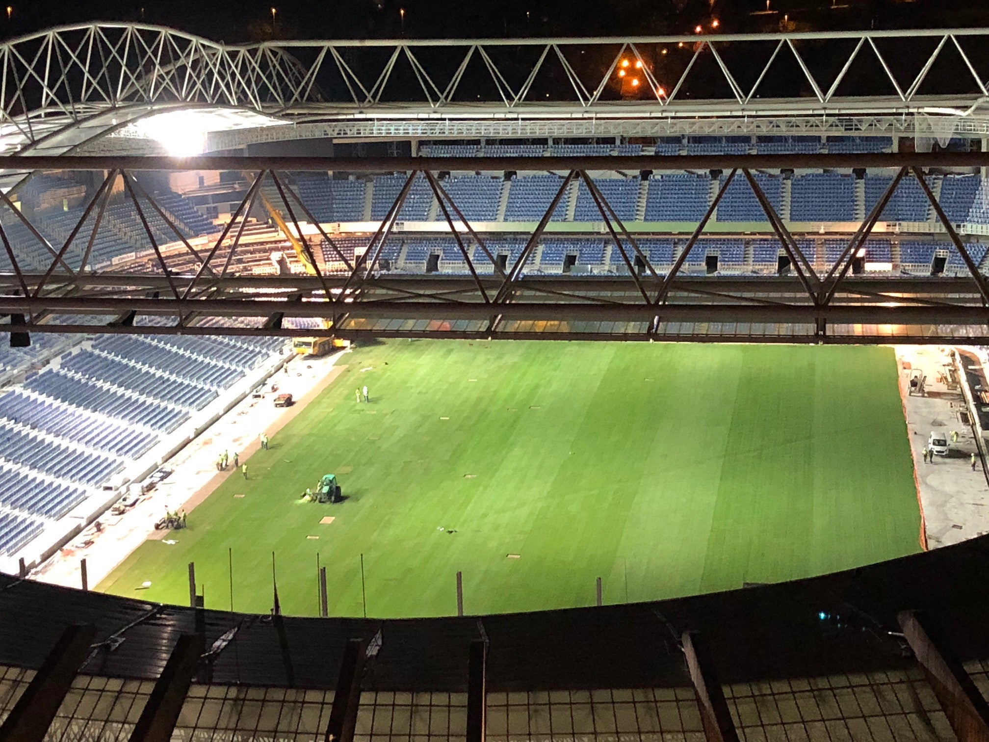 Las obras siguen a un ritmo vertiginoso tanto dentro, con la instalación de los últimos tepes de césped, como fuera, con una grada Sur cada vez más azul.