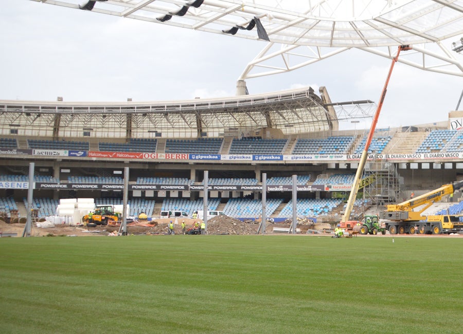 Las obras siguen a un ritmo vertiginoso tanto dentro, con la instalación de los últimos tepes de césped, como fuera, con una grada Sur cada vez más azul.