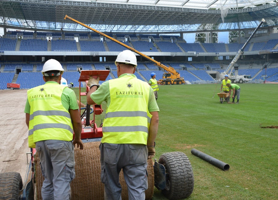 Las obras siguen a un ritmo vertiginoso tanto dentro, con la instalación de los últimos tepes de césped, como fuera, con una grada Sur cada vez más azul.