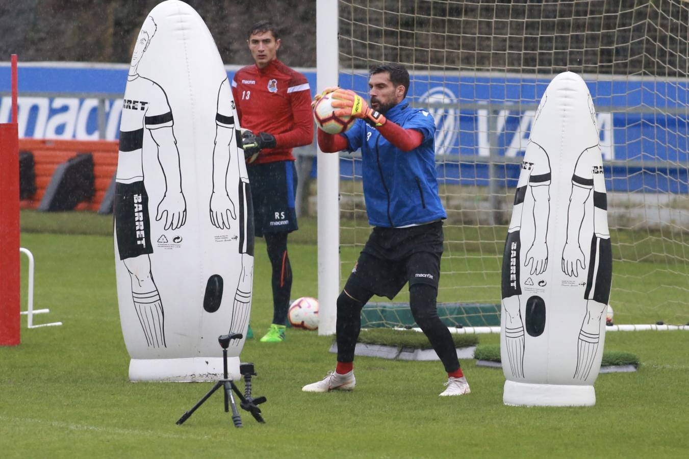 Los hombres de Garitano se han entrenado bajo la lluvia con la presencia de muchos canteranos.