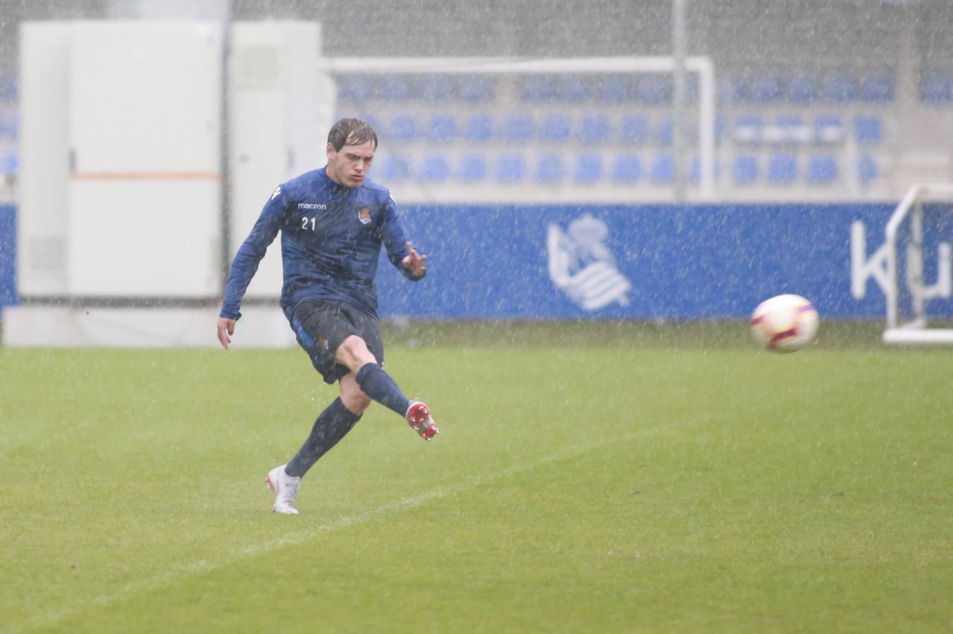 Los hombres de Garitano se han entrenado bajo la lluvia con la presencia de muchos canteranos.