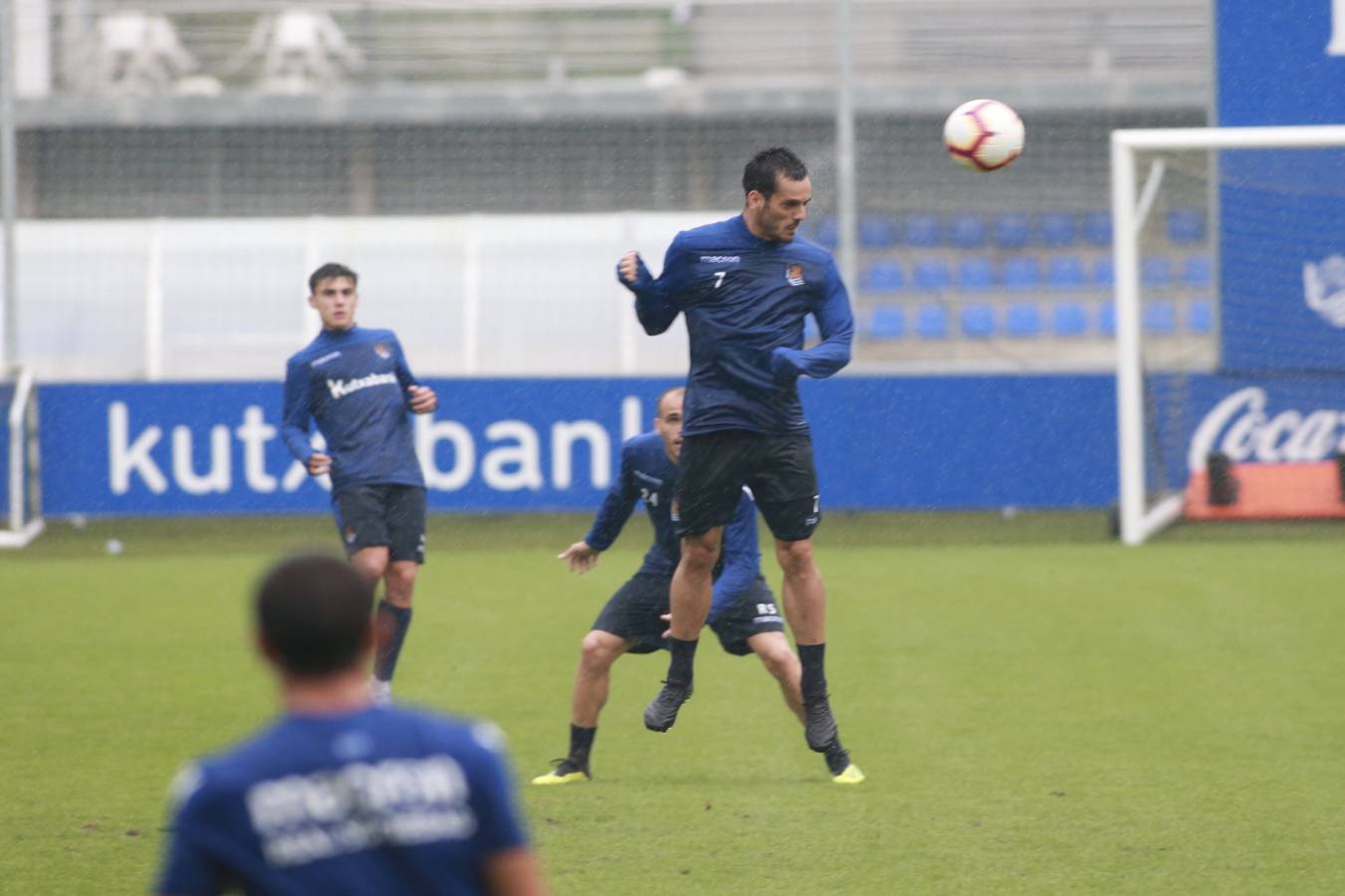 Los hombres de Garitano se han entrenado bajo la lluvia con la presencia de muchos canteranos.