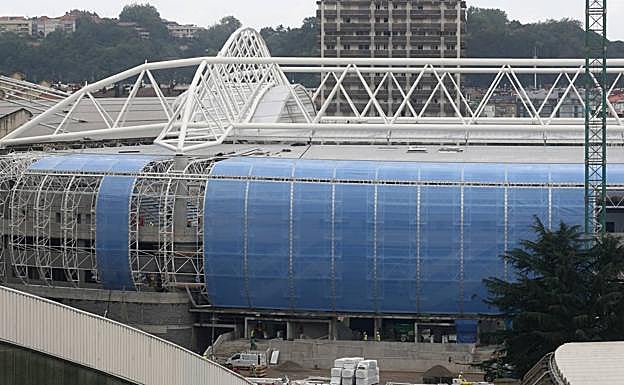 Imagen. Así estaban este miércoles las obras en el exterior e interior de Anoeta.