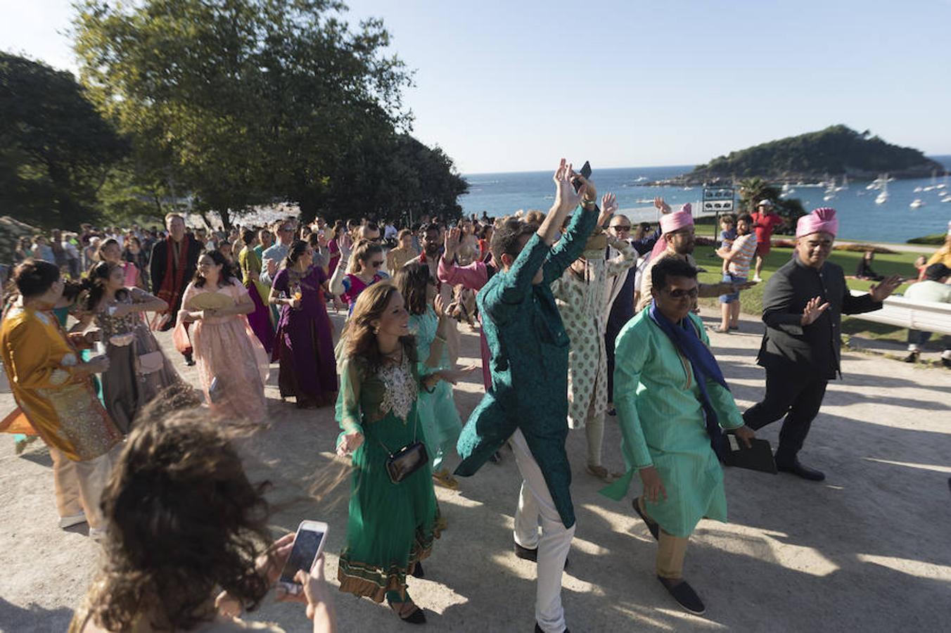 Un hindú y una filipina se casan en Donostia por los ritos católico e hindú