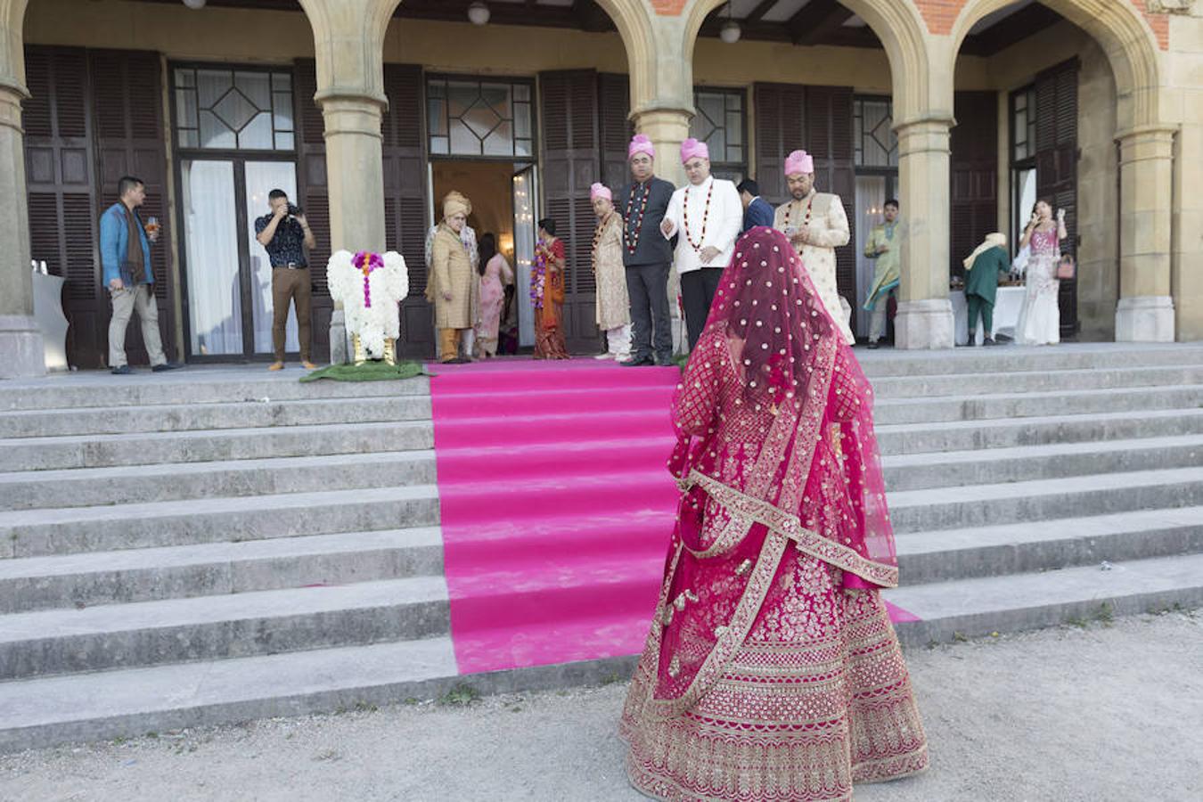 Un hindú y una filipina se casan en Donostia por los ritos católico e hindú