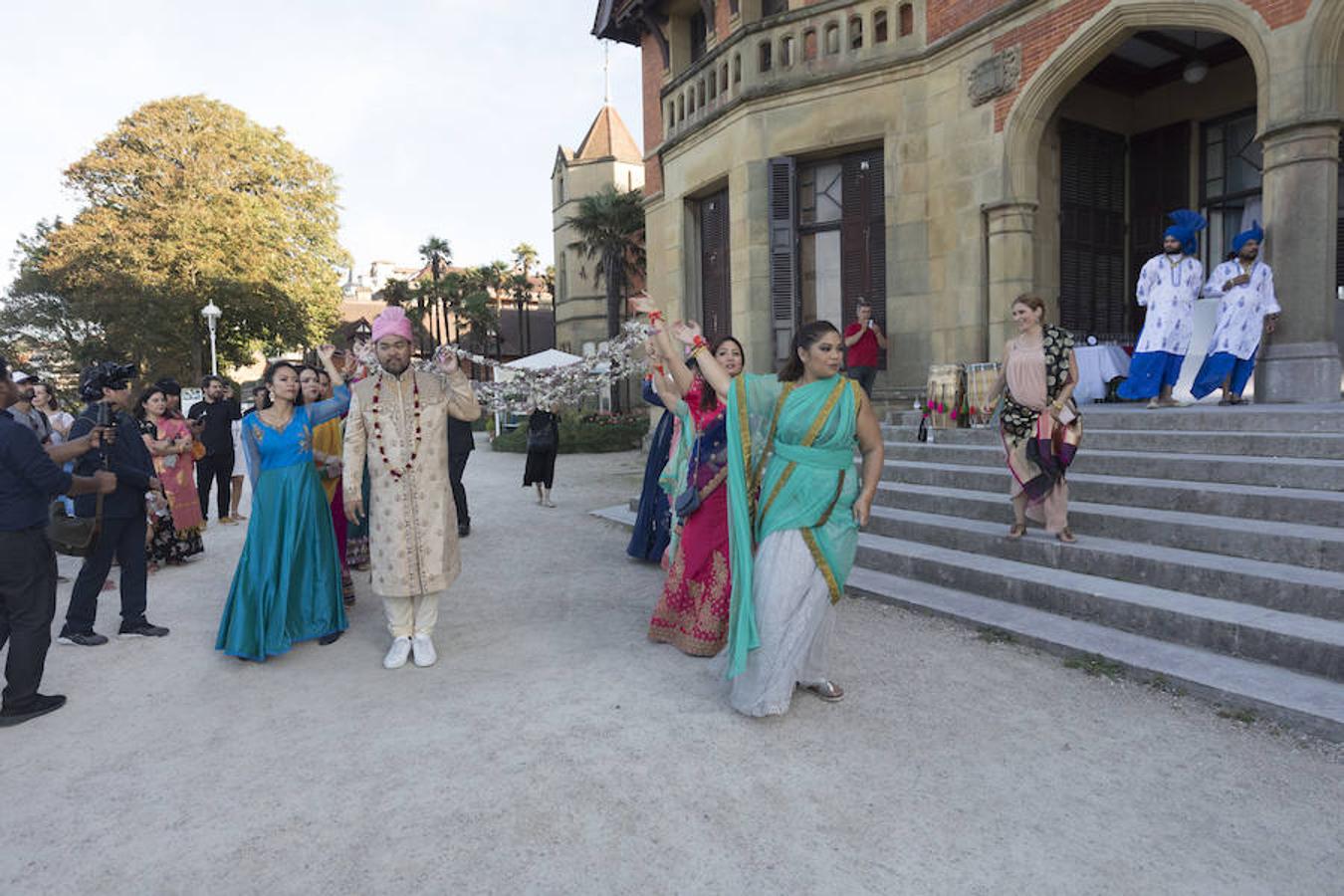 Un hindú y una filipina se casan en Donostia por los ritos católico e hindú