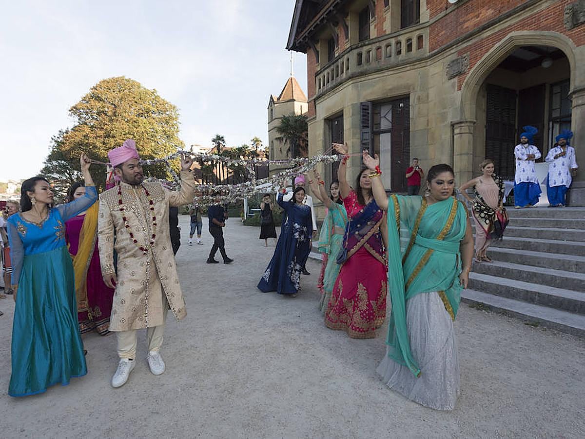 Un hindú y una filipina se casan en Donostia por los ritos católico e hindú