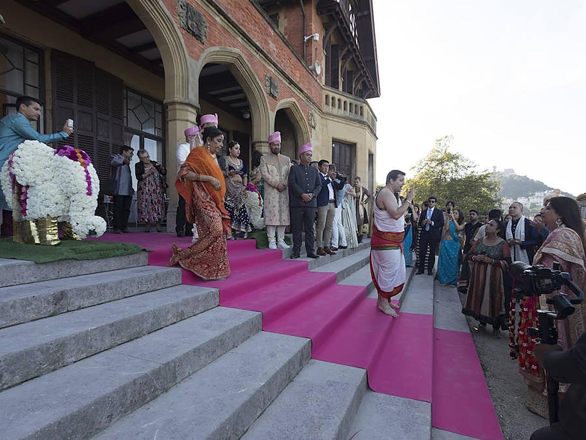 Un hindú y una filipina se casan en Donostia por los ritos católico e hindú