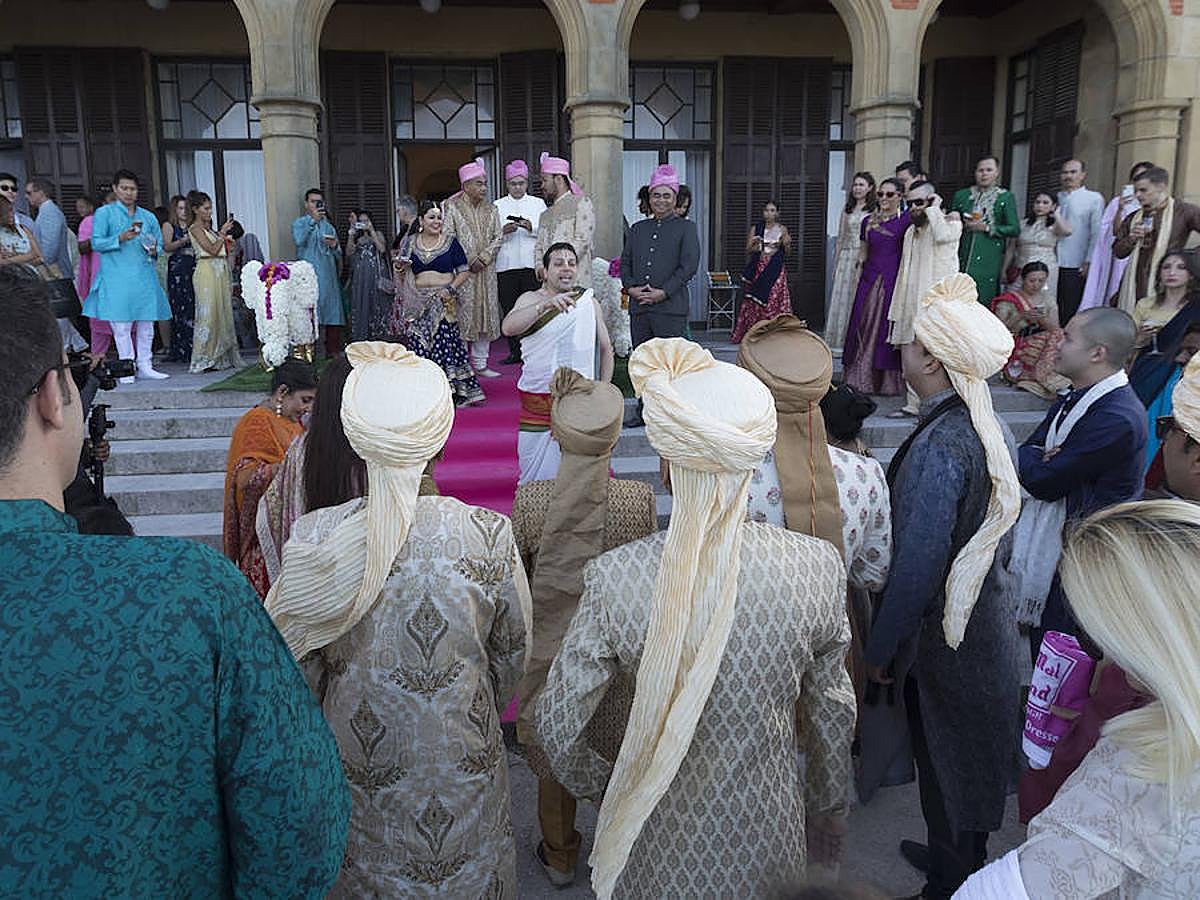 Un hindú y una filipina se casan en Donostia por los ritos católico e hindú
