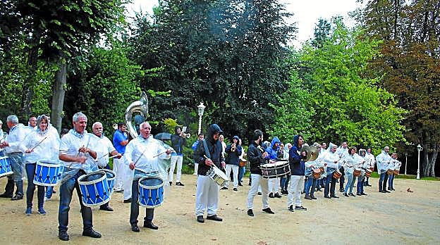La Tamborrada de Aiete interpreta una de las piezas de su repertorio en los jardines del Topaleku. 