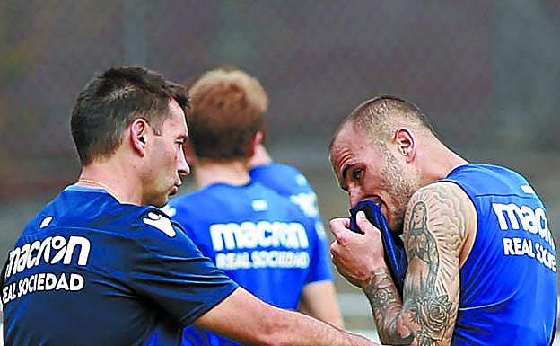 Garitano hace una indicación a Sandro ayer en Zubieta. 