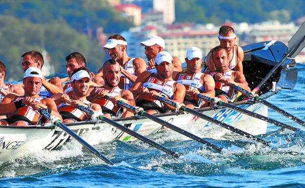 La tripulación de Zierbena sale de la ciaboga rumbo a la bahía donostiarra.