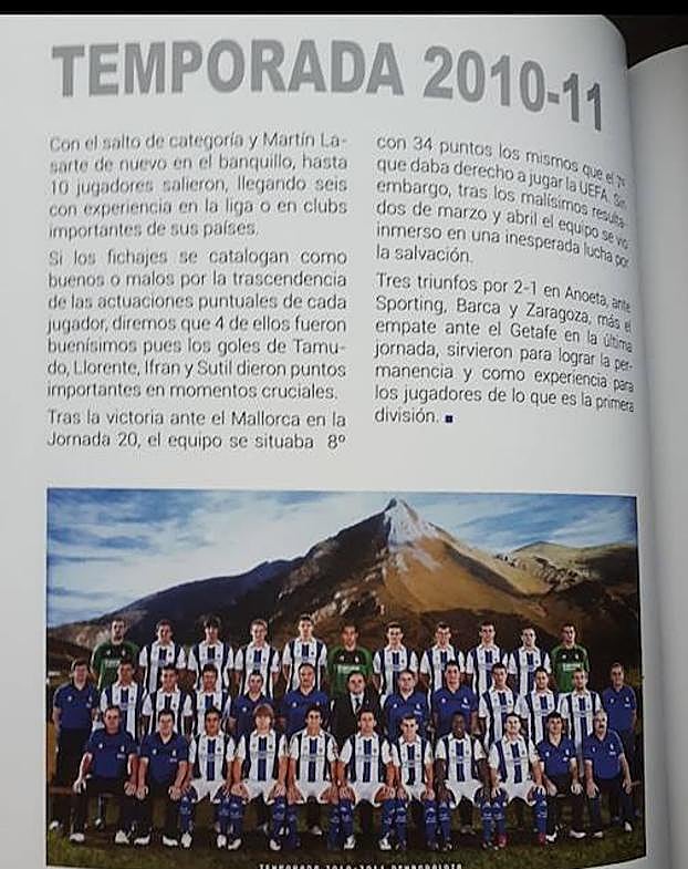 La plantilla de la Real Sociedad correspondiente a la temporada 2010/11, con el Txindoki de fondo. 