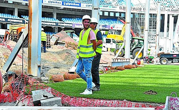 Imagen principal - Diversas instantáneas de la visita de Joseba Zaldua a Anoeta. 