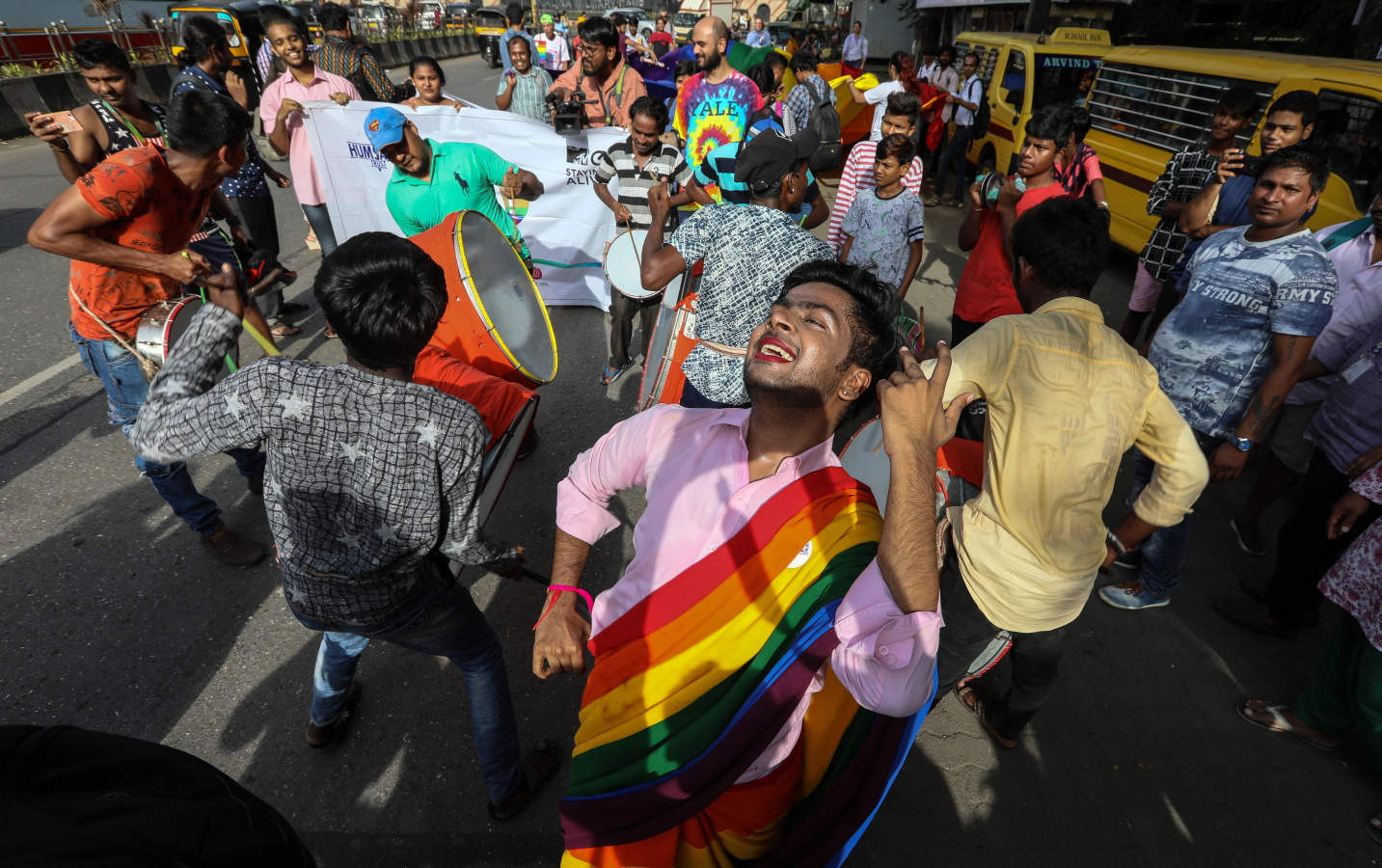 El Tribunal Supremo de la India despenalizó este jueves la homosexualidad, al poner fin a una legislación de 1861 que castigaba los «actos contra natura» con prisión, un dictamen histórico que lo convierte en el segundo país del sur de Asia en permitir las relaciones entre personas del mismo sexo.