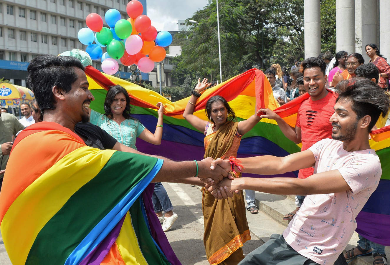 El Tribunal Supremo de la India despenalizó este jueves la homosexualidad, al poner fin a una legislación de 1861 que castigaba los «actos contra natura» con prisión, un dictamen histórico que lo convierte en el segundo país del sur de Asia en permitir las relaciones entre personas del mismo sexo.